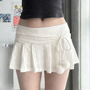 Mini-jupe blanche en tricot pour femme, style Noël, avec pompons, lacets, tricot torsadé, coupe ajustée, hiver - Product Image 1