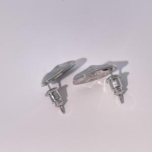 Boucles d'oreilles clous classiques simples sans pierres précieuses en forme de grande vague Tianyu Gems, en laiton plaqué or, unisexe - Product Image 6