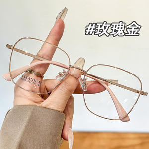 Monturas de Gafas Cuadradas de Titanio para Mujer Danyang 8002, Montura Completa Ligera con Lentes de Plástico para un Look Moderno - Product Image 5