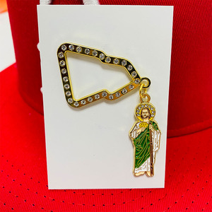 Insigne personnalisé pour casquette en émail avec cadre en diamant Épingles San <span class=keywords><strong>Judas</strong></span> Épingle à chapeau de baseball avec pendentif à chaînes - Product Image 3