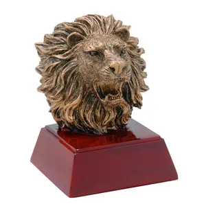 Estatua de trofeo de cabeza de animal de león dorado