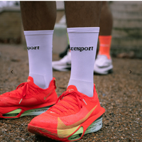 Fabricant de chaussettes de cyclisme personnalisées avec logo néon, OEM, nylon, spandex, chaussettes de sport brillantes pour hommes et femmes