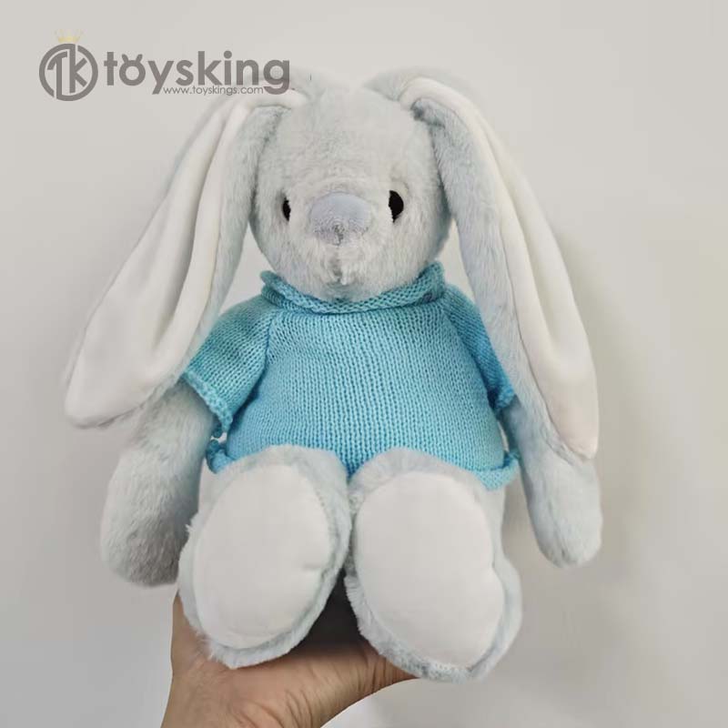 Il coniglio che indossa un maglione