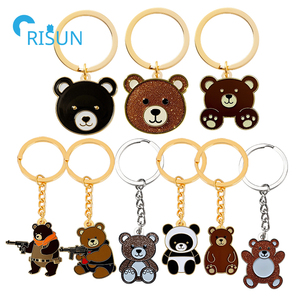 Porte-clés personnalisé en émail souple ou dur, motif animaux mignons Kawaii, Ours Polaire Maman avec pistolet, pendentif porte-clés personnalisé en forme d'ours - Product Image 1