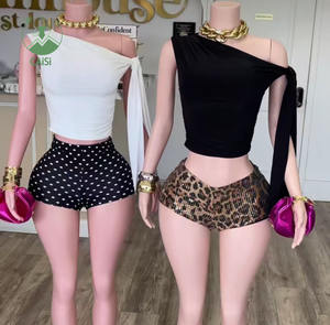 Completo sexy da donna a due pezzi: top corto monospalla tinta unita e pantaloncini stampati - Abbigliamento boutique da donna - Product Image 1