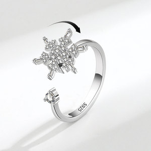 Anillos ajustables giratorios de copro con baño de oro blanco y circonitas pavé, diseño de copo de nieve, joyería antiansiedad y para el nerviosismo para mujer. - Product Image 1