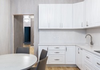 Meubles de cuisine modernes pour hôtels, menuiserie, placage naturel, tambour, poignées personnalisées Trlife, poignée de bord en alliage d'aluminium, comptoir
