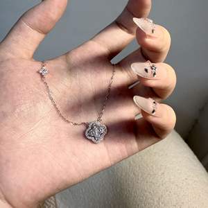 สร้อยคอเงินแท้ S925 ประดับเพชรระยิบระยับ ดีไซน์ดอกไม้สุดหรู ระดับไฮเอนด์ สร้อยคอทองคำ ดีไซน์ดอกไม้หวานละมุน - Product Image 3