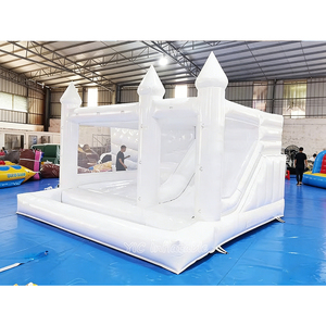 Château gonflable blanc pour mariage avec toboggan et piscine à balles pour location événementielle - Product Image 1
