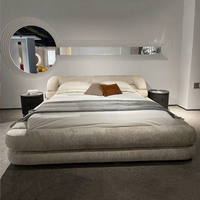 Modernes Luxuriöses Gepolstertes Bettgestell Übergroßes Wolkenbett King Size Queen Doppelbett in Burgunderrotem Plüschstoff für Villen
