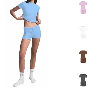 Ensemble 2 pièces sportif pour femme, collection Printemps/Été 2026 : T-shirt à manches courtes et col rond & Short moulant en polyester - Product Image 1