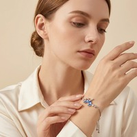 Bracelet Chaîne Ajustable Tendance en Cuivre Bleu avec Breloques Lune et Étoile pour Femme – Bijou Fantaisie Idéal pour un Cadeau