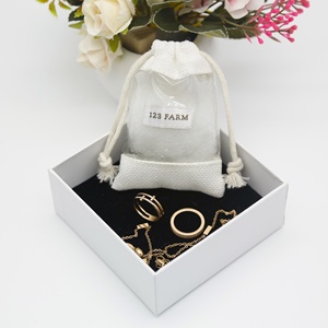 Pequeña bolsa con cordón de yute de cáñamo de arpillera orgánica personalizada con función reciclable de ventana de PVC de Organza - Product Image 1