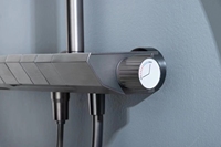 Robinet de salle de bain monocommande au design moderne avec bouton piano, finition chrome poli, pommeau de douche pluie et barre coulissante pressurisée