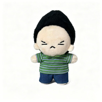 Poupée en peluche KPOP SUGA de 10 cm, figurine en peluche, chemise rayée verte, pantalon en jean, poupée en coton doux, cadeau quotidien pour garçons et filles, pendentif