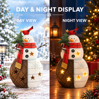 Figurine de bonhomme de neige lumineuse de Noël avec accents d'étoiles scintillantes, écharpe rouge et chapeau de sapin pour la décoration intérieure et extérieure des fêtes