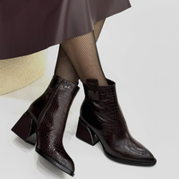 Bottines à talon bloc rétro embossées de qualité supérieure, bout pointu, talon épais, fermeture éclair latérale, pour le bureau, les trajets quotidiens et la mode automne-hiver