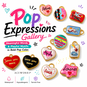 แกลเลอรี Pop Expressions จี้ห้อยสแตนเลสสตีลสำหรับเด็ก ชุบทอง 18K PVD  ลายเคลือบสีรูปหัวใจ ดาว และข้อความ - Product Image 1
