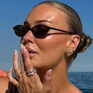 Lunettes de soleil œil-de-chat ovales noires en plastique avec logo personnalisé, protection UV400, pour femme, collection 2025 - Product Image 3