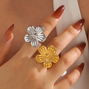 Fashion Stainless Steel Electroplated 18K Gold Flower Ring - Unique Hip-hop Trendy Women's Flower Ring for Wholesale - Product Image 2
