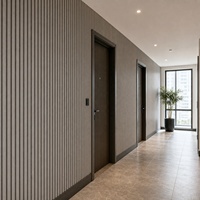 Revêtement mural WPC à profil monobloc WYRAX pour couloir d'événements d'entreprise, style lamelles WPC, finition décorative nervurée en bois gris