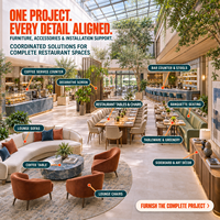 Ensemble de mobilier d'extérieur commercial J2S pour restaurants, avec chaises en rotin et canapé incurvé, idéal pour les projets de terrasses d'hôtels