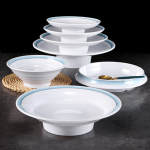 Ensemble de 4 assiettes en mélamine à pied, blanches avec bord bleu, pour hôtel, restaurant, service de plats - Product Image 2