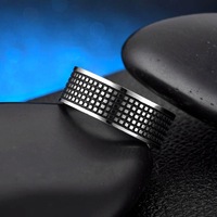 Anillo de Acero Inoxidable con Incrustaciones de Malla, Acabado Plateado Pulido con Patrón de Rejilla Negra para Hombres, Estilo Punk y Uso Diario
