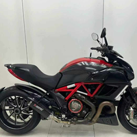 Moto Ducati Diavel 1200 Cruiser d'occasion en excellent état, moteur L-twin de 1200 cm³ refroidi par liquide, boîte manuelle à 6 vitesses, ABS, traction