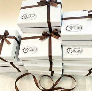 Caja de regalo de papel para trufas de chocolate con logotipo personalizado al por mayor para el Día de San Valentín, caja de chocolate con cinta e inserto. - Product Image 4