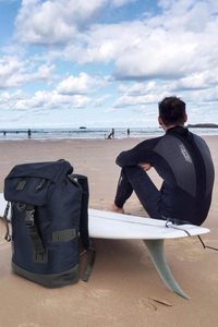 Échantillon gratuit Sac à dos souple à rabat personnalisé en cuir PU imperméable pour l'école et les voyages, style homme avec lettres - Product Image 5