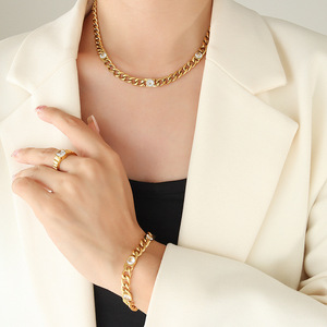 Conjunto de Joyería Estilo Cubano en Color Dorado con Circonitas Blancas y Verdes, Collar y Brazalete para Mujer, Estilo Vintage - Product Image 4