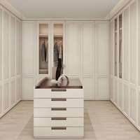 Système de dressing sur mesure de style français de luxe avec portes vitrées, éclairage LED et îlot central pour chambre principale