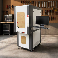 Machine de marquage laser à fibre avec un boîtier fermé et une palette de couleurs gris et blanc ; capable de graver les alliages d'aluminium