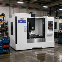 Centre d'usinage CNC VMC855 avec moteur de broche de 7,5 kW, alimentation à trois axes et guide linéaire pour le perçage de composants