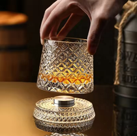Verre à whisky lumineux à rayures verticales innovant avec sous-verre lumineux offert pour les fêtes et célébrations, Mug Antique Spinning Rocks OEM