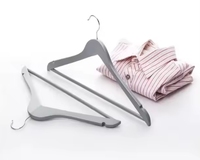 Offre Spéciale tissu boutique couleur personnalisée gris cintre en bois pour homme dames affichage