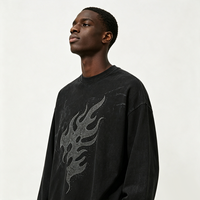 Sweat-shirt noir délavé effet vieilli avec motif flamme en strass thermocollés, coupe ample à épaules tombantes, style streetwear vintage