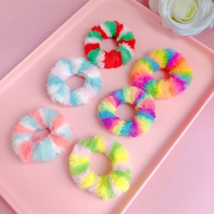 ยางรัดผมขนเฟอร์เทียมสีรุ้ง 7 ซม. ยางรัดผมนุ่มหลากสีสัน สำหรับเด็กผู้หญิง ตกแต่งผมในชีวิตประจำวัน - Product Image 3