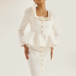 Blusa de mezclilla blanca de moda para mujer con cuello con volantes y manga larga con volantes en la parte inferior - Product Image 1