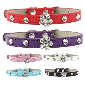 Collar de Lujo Moderno para Gato y Perros Pequeños Elegante con Pedrería Brillante y Adorno de Flor Bonita Patrón Sólido Hecho de <span class=keywords><strong>PU</strong></span> - Product Image 1
