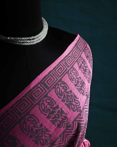 Saree en coton Mul imprimé bloc à la main rose à la demande avec tourbillons géométriques et motif Zig Zag Party Wear unisexe - Product Image 2