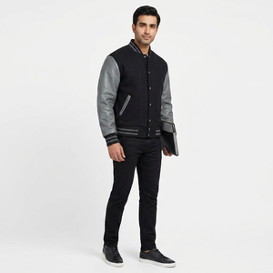 Chaqueta estilo universitario negra para hombre con mangas de cuero en contraste, forro acolchado, ribete a rayas, moda urbana. - Product Image 1