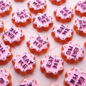 Cabujones de resina de 20mm con forma de galleta dulce EAT ME, estilo kitsch, para joyería, decoración y dijes, simulación de comida - Product Image 1