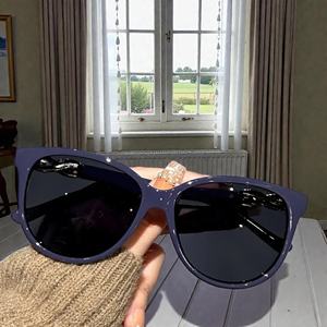 Lunettes de soleil œil de chat UV400 pour femmes, certifiées CE, idéales pour les activités sociales et les activités de plein air comme les festivals de musique et les soirées - Product Image 3