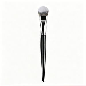 Brocha de maquillaje inclinada con fibras sintéticas y mango de madera para la aplicación de rubor en crema o líquido. - Product Image 3
