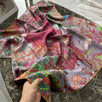 Design personnalisé 100% foulards en soie de mûrier 18mm soie 90cm * 90cm impression en soie femmes carré foulard en soie personnalisé roulé à la main