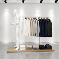 Présentoir de vêtements autoportant blanc à deux poteaux avec base de mannequin pour aménagement de boutique