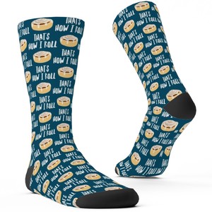 Servizi di Prototipazione Avanzata Calzini Personalizzati Blu Scuro con Motivo 'Cinnamon Roll - That's How I Roll' - Product Image 1