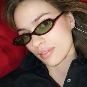 Lunettes de soleil œil-de-chat rétro polygonales à monture étroite, couleurs bonbon, protection UV400, personnalisables avec logo, pour femmes et hommes, collection 2025 - Product Image 1